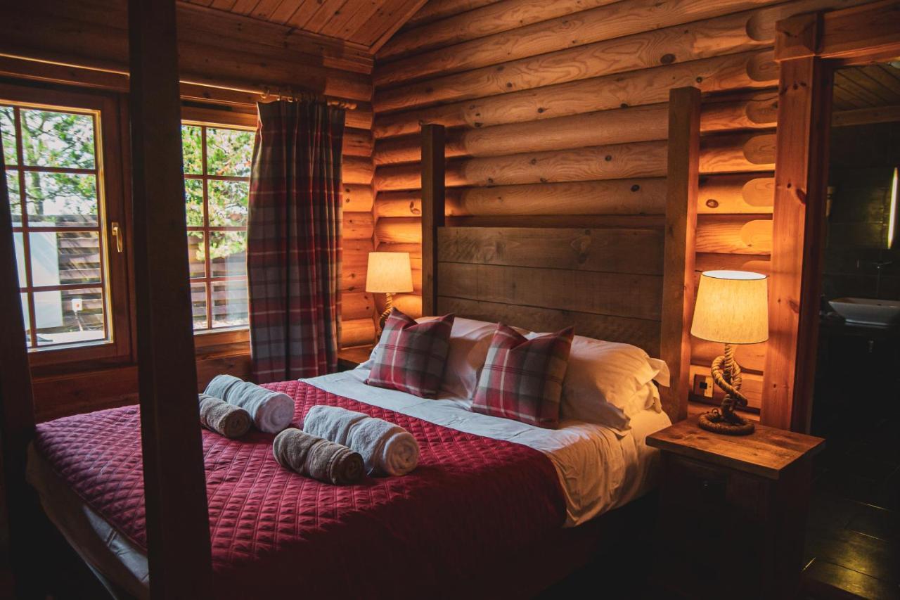 Tomatin - Luxury Two Bedroom Log Cabin With Hot Tub Бервик-апон-Твид Экстерьер фото
